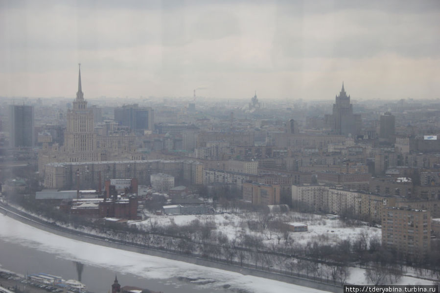 Слева — шпиль гостиницы Украина, справа — МИДа Москва, Россия