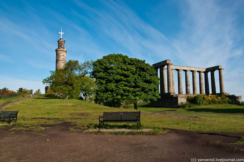 Рядом стоит недостроенный Национальный монумент, поставленный в память о шотландцах, погибших при войне Британии с Наполеоном. Эдинбург, Великобритания