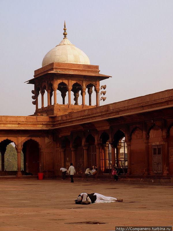 Мечеть Джама Масджид.
В Индии если человек хочет спать, то он ложится там, где ему удобно и это вполне нормально. Дели, Индия
