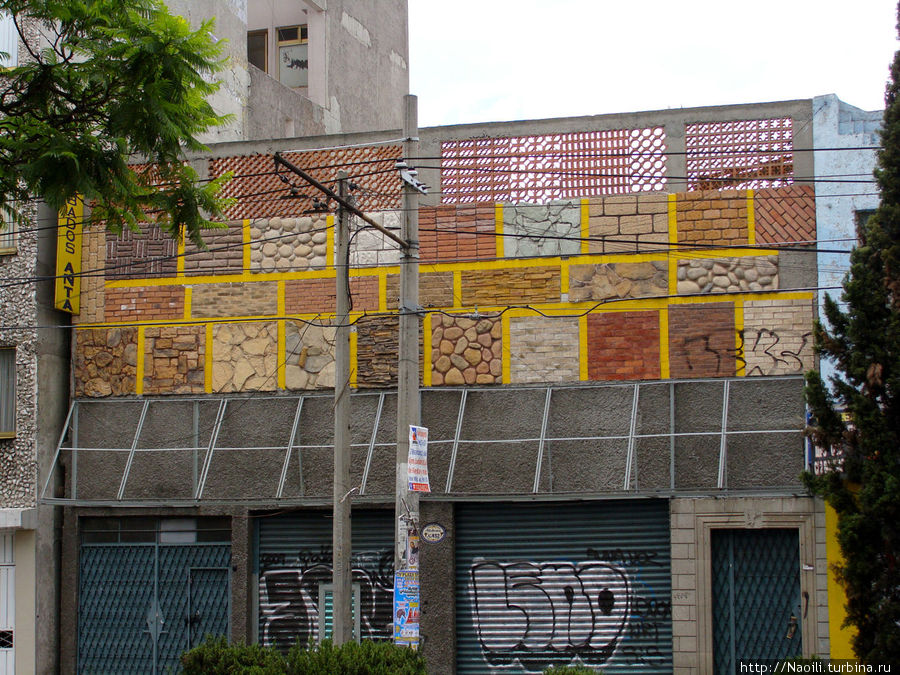 Некто выложил квадратами различную облицовку на фасаде своего дома... вероятно продает ее Мехико, Мексика