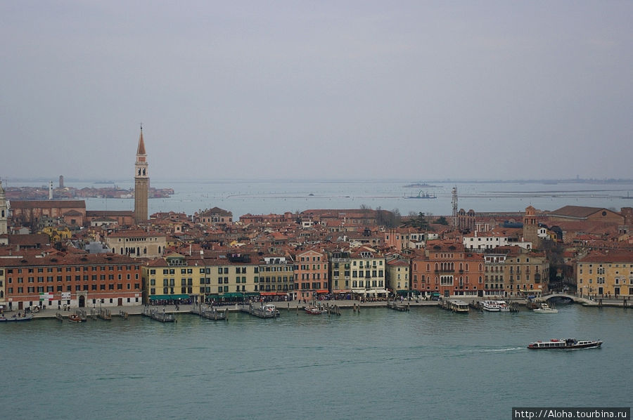 Красные черепичные крыши, палочки башен. Венеция, Италия