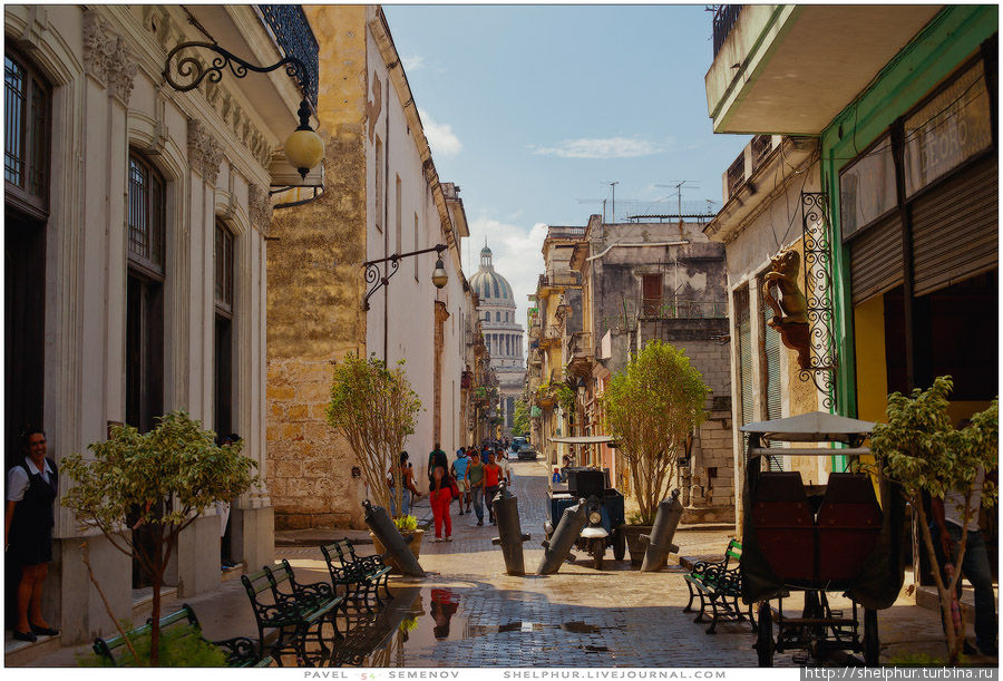 Вид на Капитолий. Местные используют пушки для перегорождения улиц. Смотрится необычно. Гавана, Куба