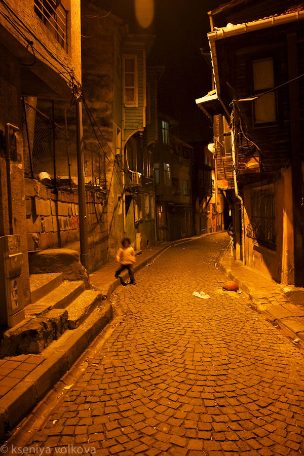 Узкими вечерними улочками Стамбул, Турция