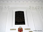 Памятная доска и герб семьи Олизар на храмовой стене.