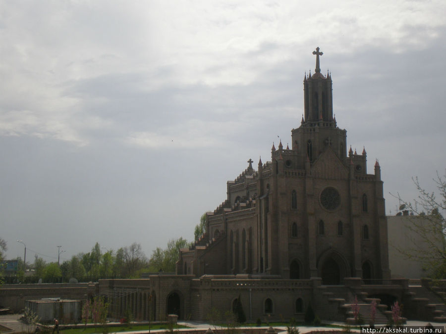 Католический Собор Святейшшего сердца Исуса. Ташкент, Узбекистан