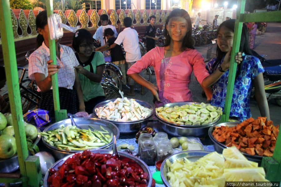 Торговка у входа в пагоду Шве Сиен Кхон Монива, Мьянма