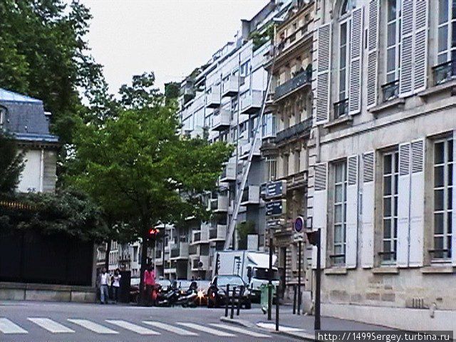 Доставить пианино на последний этаж — это просто Париж, Франция