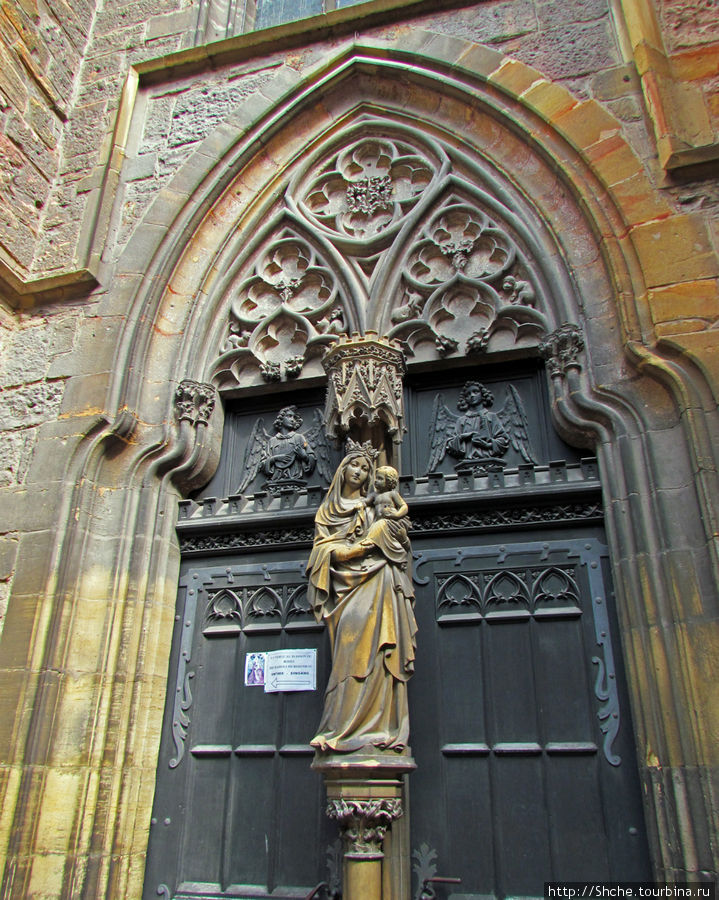 элемент церкви Доминиканцев с указателем на вход к Мадонне Кольмар, Франция