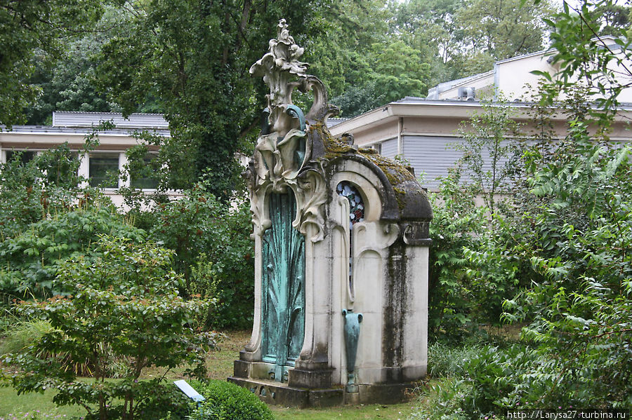 Надгробие супруги Жюля Рейса в саду Музея Школы Нанси Нанси, Франция