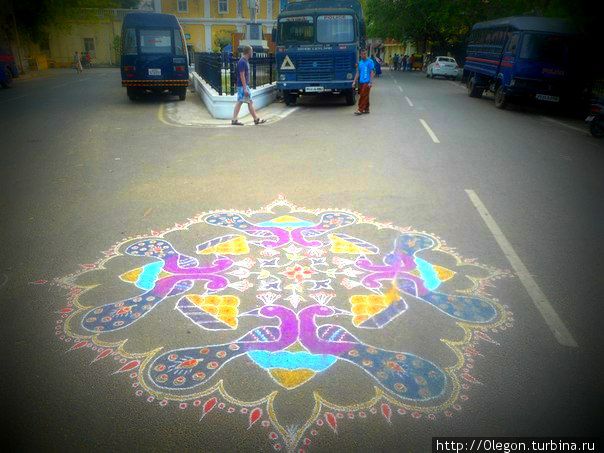 Громадный цветной колам на асфальте, шедевр обычных жителей Тамилнада Индия