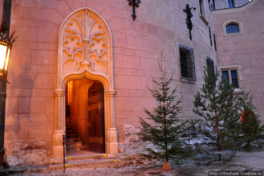 О приближении Нового года можно догадаться лишь по елкам у входа в зал, где проходил концерт. Бойнице, Словакия
