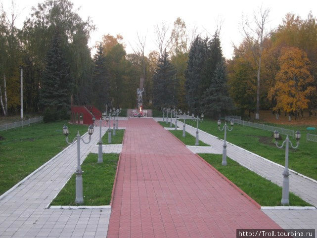 Аллея у военного мемориала Луховицы, Россия