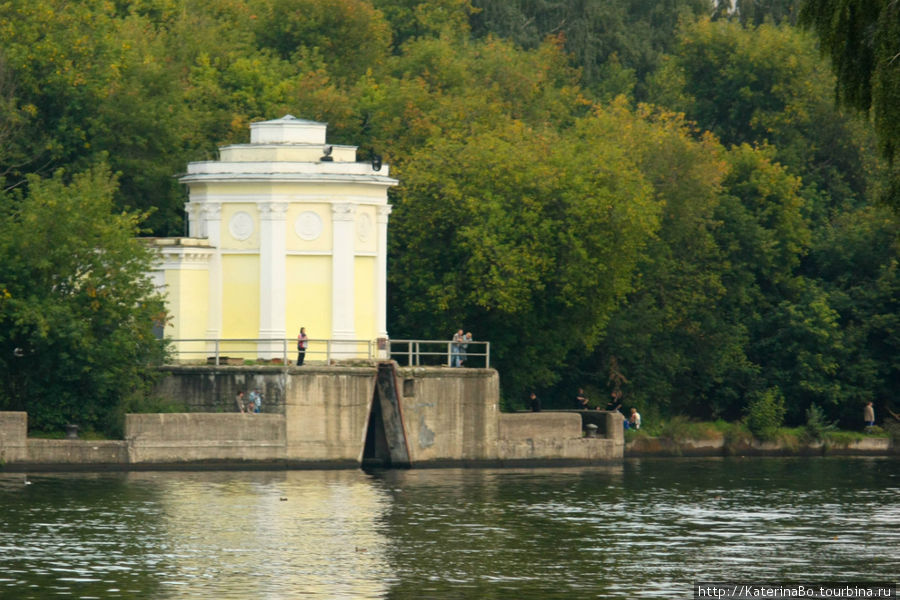 Открытая плотина на улице Рогова. Москва, Россия