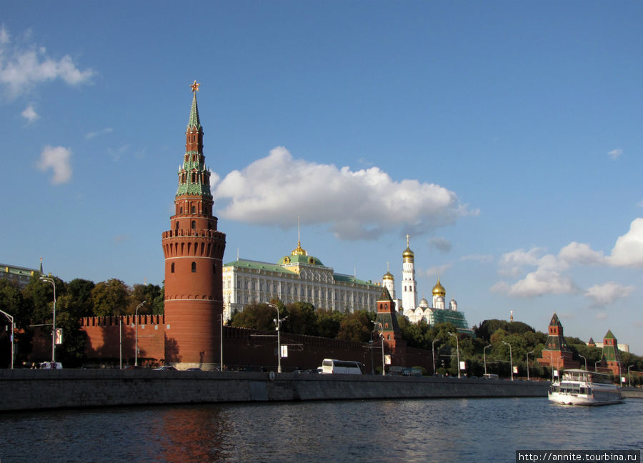 Кремль. Водовзводная, Благовещенская, Тайницкая, 1-я Безымянная башни, за ними — Большой Кремлёвский дворец. Москва, Россия