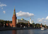 Кремль. Водовзводная, Благовещенская, Тайницкая, 1-я Безымянная башни, за ними — Большой Кремлёвский дворец.