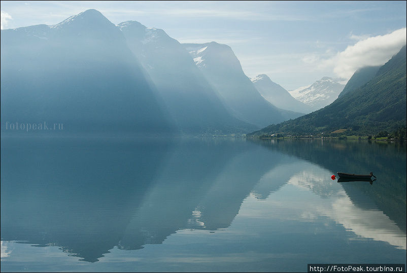 Полуденная дымка и маленькая лодочка с буйком показали масштаб и добавили романтики... Норвегия