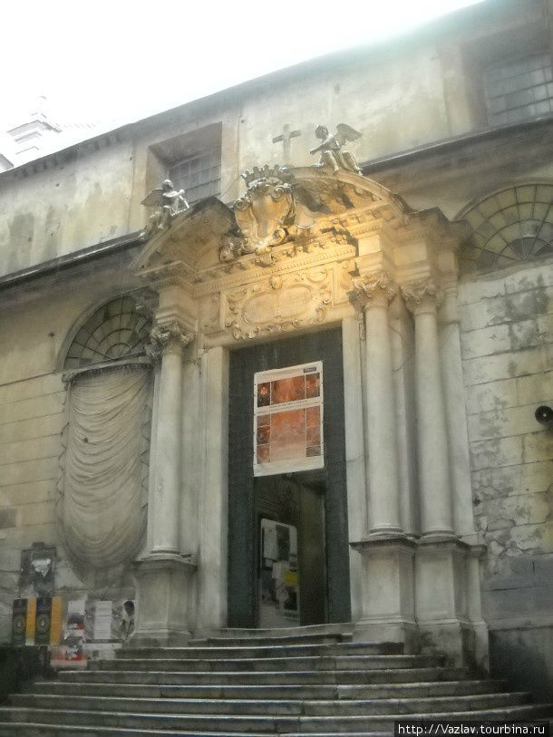 Вход в церковь Генуя, Италия