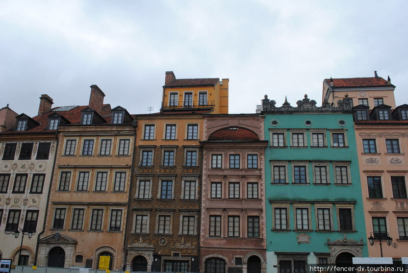 Целую россыпь удивительных цветастых домиков можно найти на Старой площади Варшава, Польша