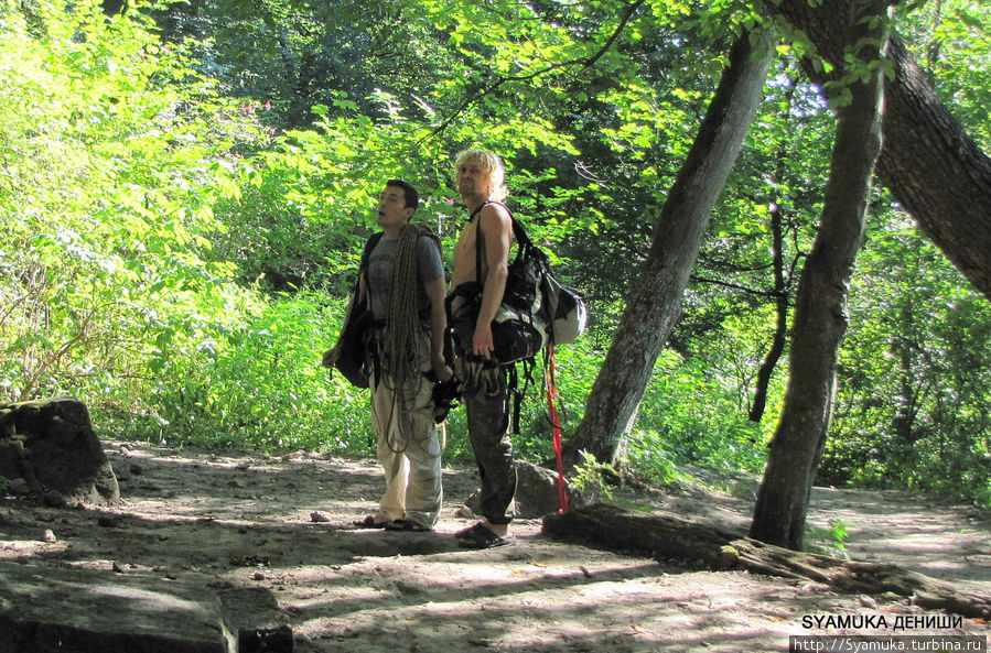 А к скалам подходят новые люди со снаряжением, обвешанные веревками и железками... Красивые люди... Житомир, Украина