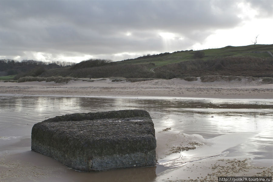 Думаю, этот камень на пляже — остатки немецких укреплений. Кольвиль-сюр-Мер, Франция