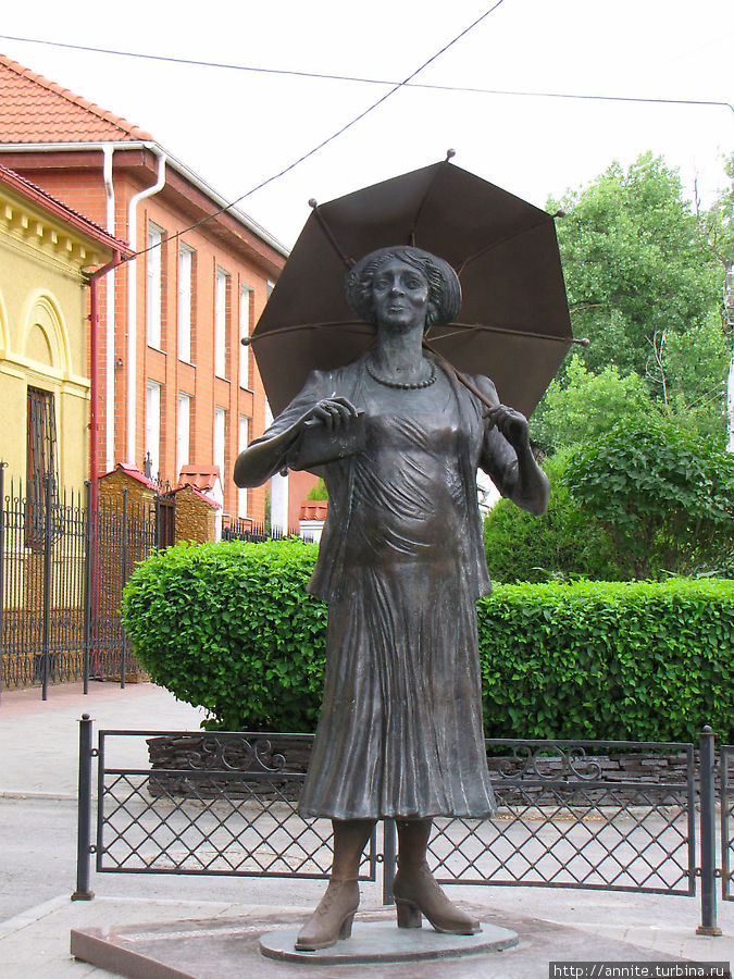 Памятник актрисе в образе Ляли. Таганрог, Россия
