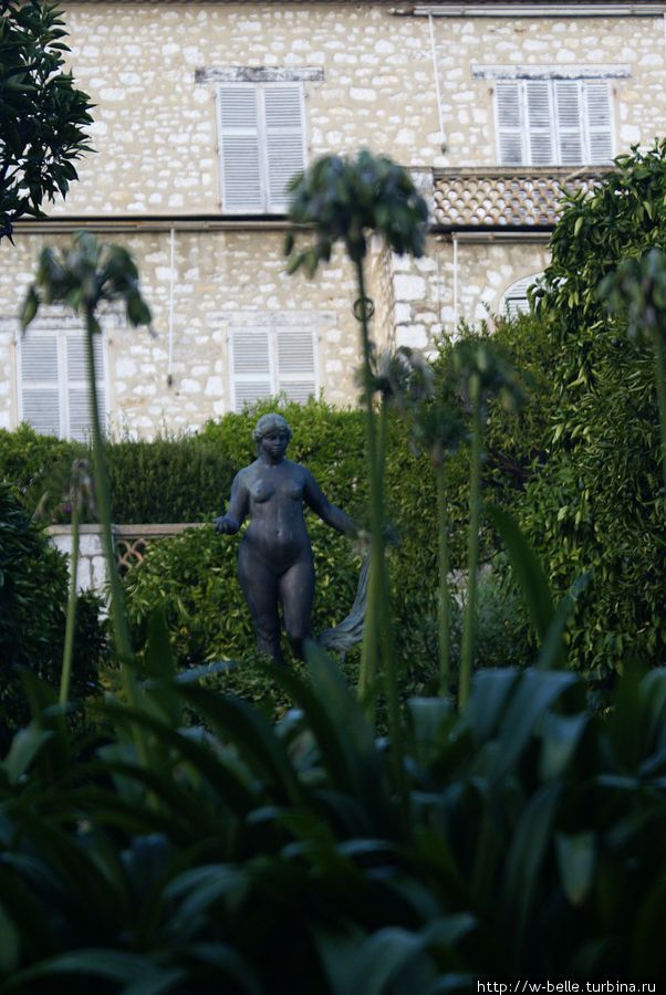 Скульптура Венеры в саду Ренуара. Кань-сюр-Мер, Франция