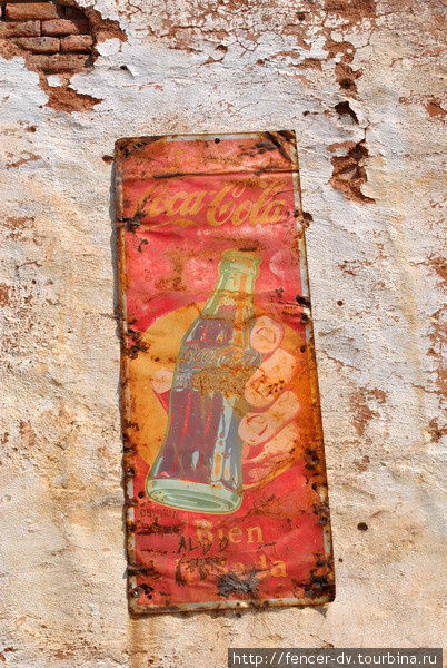 На стенах домов в Сан-Антонио удивительно количество старой рекламы Сан-Антонио-де-Ареко, Аргентина