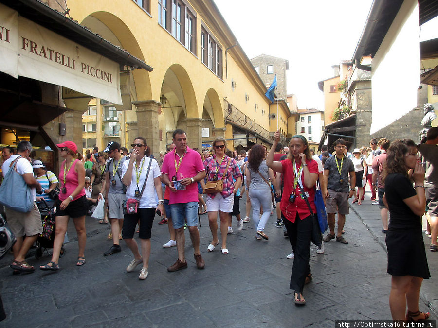 Утром на Понте Веккьо много туристов и золота Флоренция, Италия