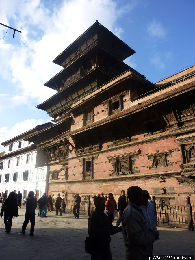Катманду.  Королевский Дворец и башня Бастанпур. Катманду, Непал