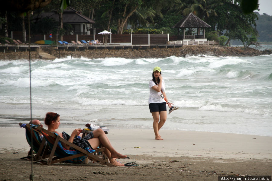 На пляже в сезон дождей Остров Чанг, Таиланд