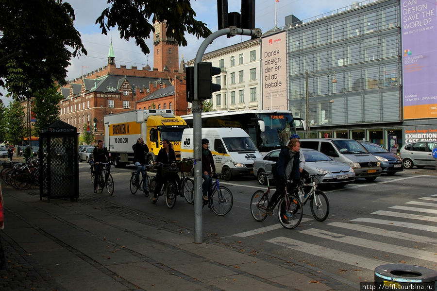 Велосипедисты едут по выделенной полосе. Как видно из фотографии, в городе есть все условия для комфортной езды... Копенгаген, Дания