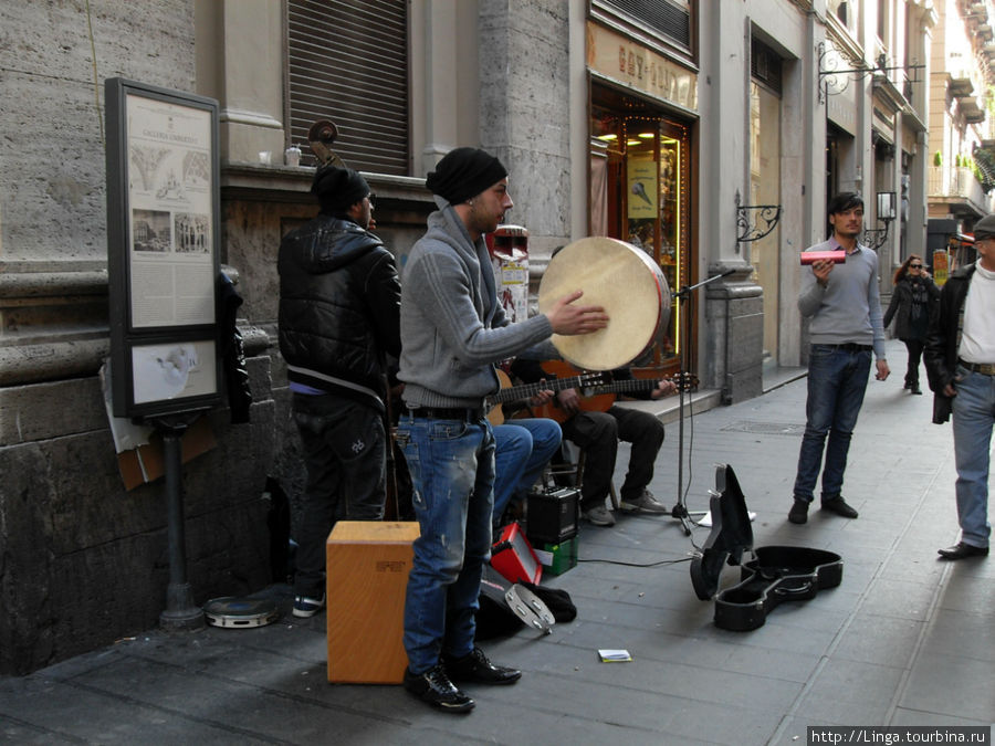 Уличные музыканты у одного из входов в галерею Умберто I. Неаполь, Италия