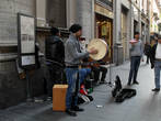 Уличные музыканты у одного из входов в галерею Умберто I.
