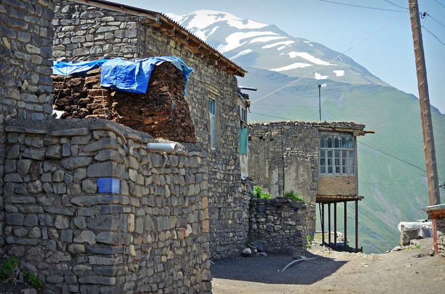 Население деревушки составляет около 2000 жителей — но это в летнее время. На зиму половина жителей перебирается в соседние городки побольше и потеплее. И немудрено — сложно представить, насколько оторванным от остального мира и совсем уж неземным становится это место, когда его покрывает толстое и пушистое одеяло глубокого снега.. Хыналыг, Азербайджан