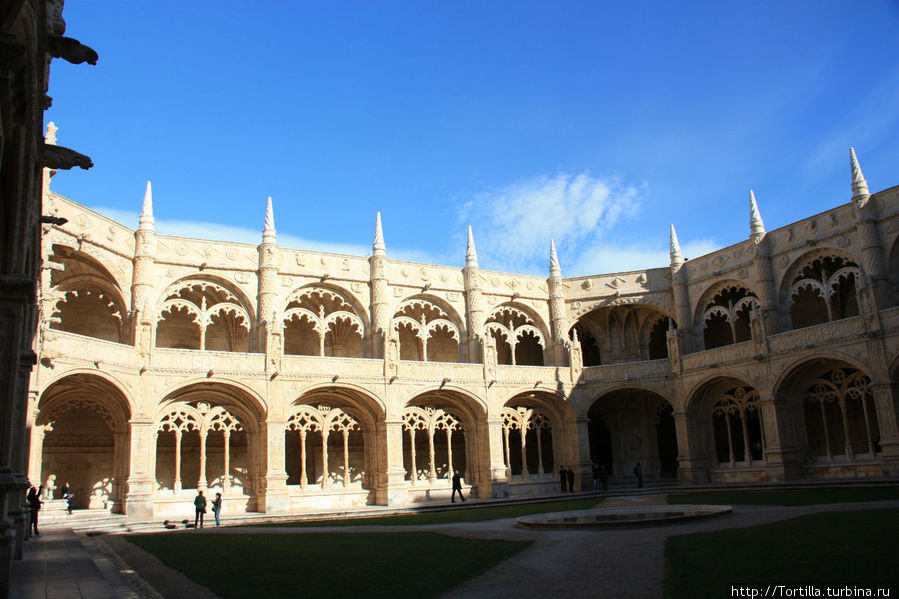 Лиссабон, Белен
Монастырь Жеронимуш [Mosteiro dos Jeronimu] — внутренний двор