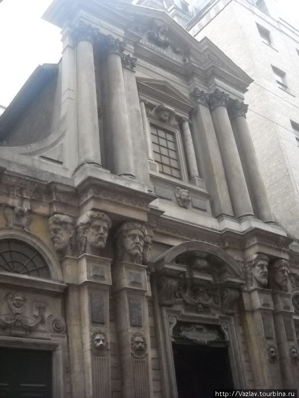 Один из храмов Милан, Италия