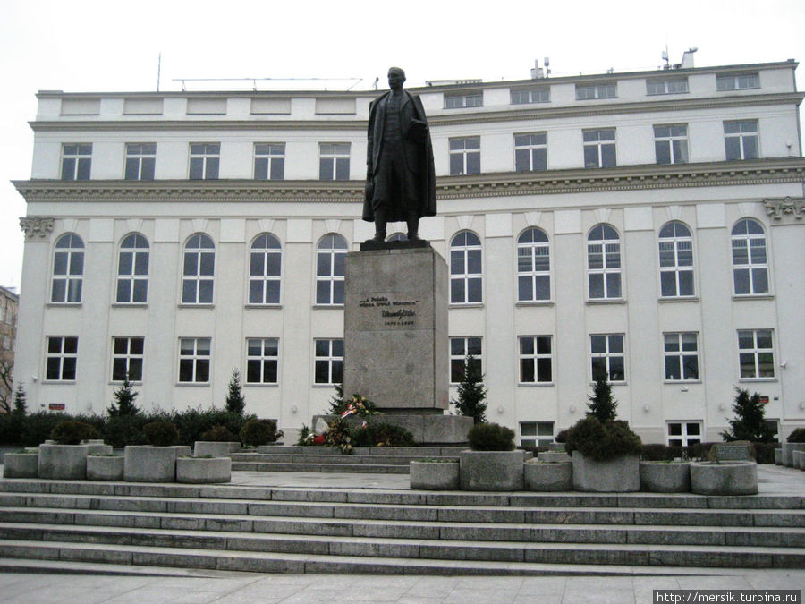 Памятник Винценту Витосу,деятелю народного движения, политику, публицисту. Памятник был открыт в 1985 г. в 90-ю годовщину организации народного движения в Польше.