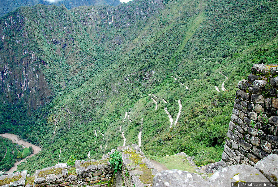 Горные дороги Перу не для слабонервных. Внизу около грохочущей Урубамбы остались вагоны, кажущиеся игрушечными с высоты Мачу-Пикчу Перу