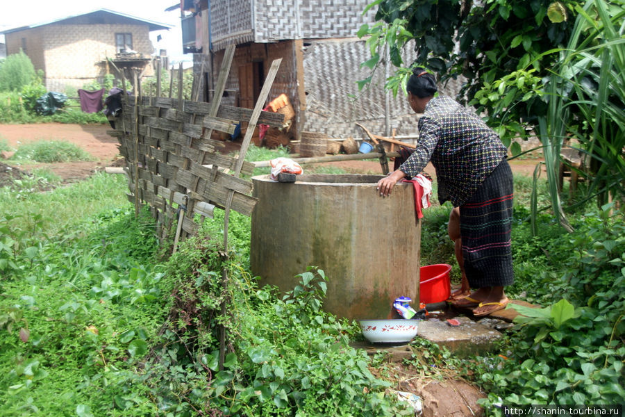 У колодца можно и помыться и постирать — не тащить же воду на себе Штат Шан, Мьянма