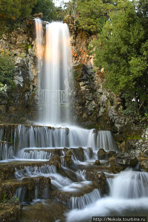 Водопад в пейзажном парке Виллы де Негро Генуя, Италия