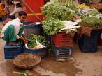 Забегая вперед, скажу, что только в Дели я видел как продавцы овощей и фруктов моют свой товар перед продажей. В остальных городах Индии все это выглядело менее аппетитно :-)