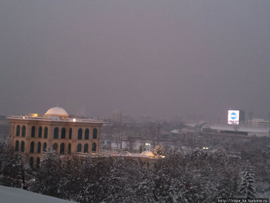 идет снег, холодно и какая-то серость над городом Алматы, Казахстан