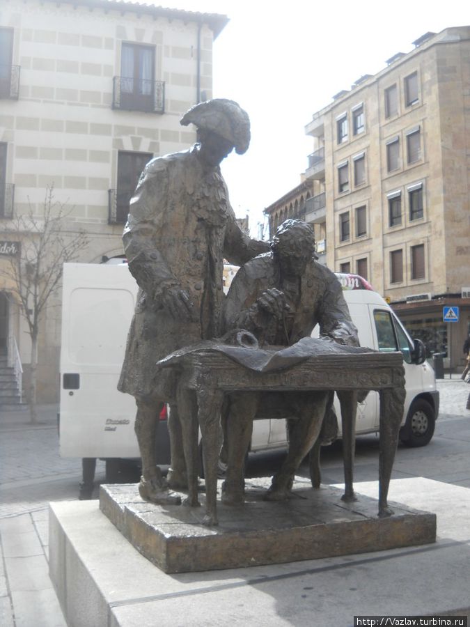 Памятник, и то со столом... Саламанка, Испания