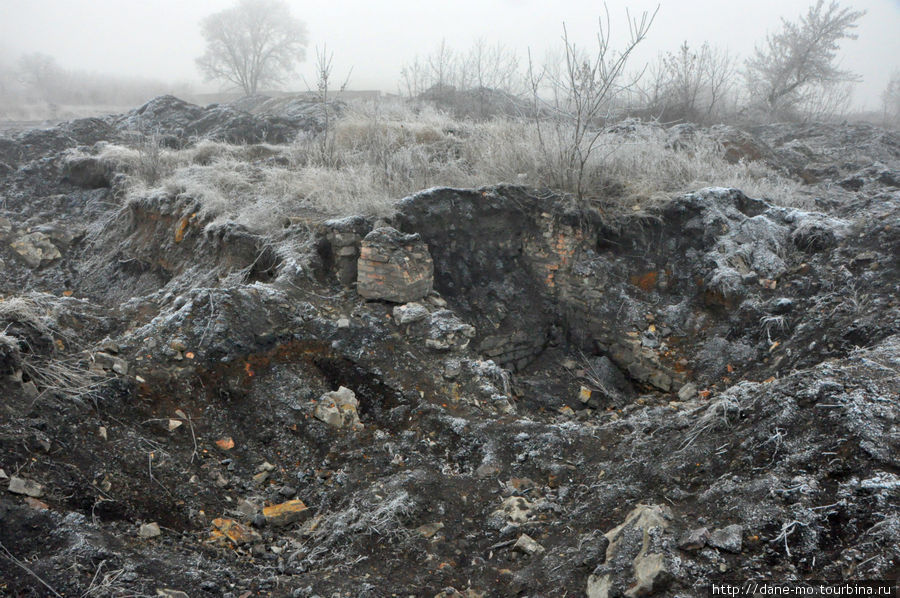 Фундамент и перерытая вокруг земля Горловка, Украина