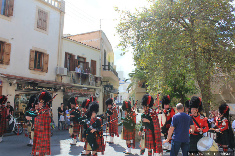 Красочное шествие по улочкам Ретимно. Ретимно, Греция