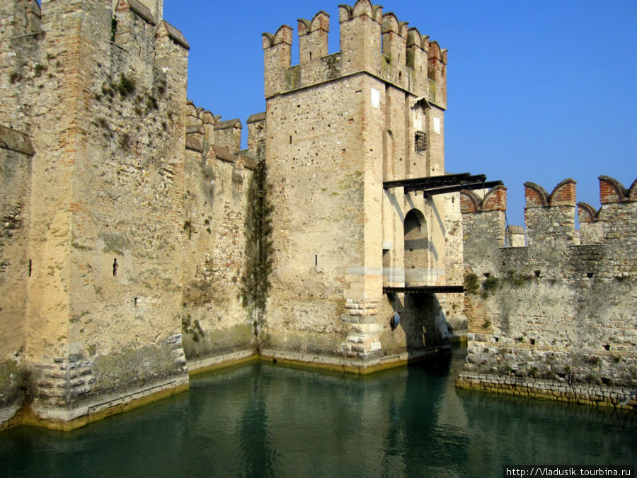 Средневековый замок Рокка Скалиджера Сирмионе, Италия