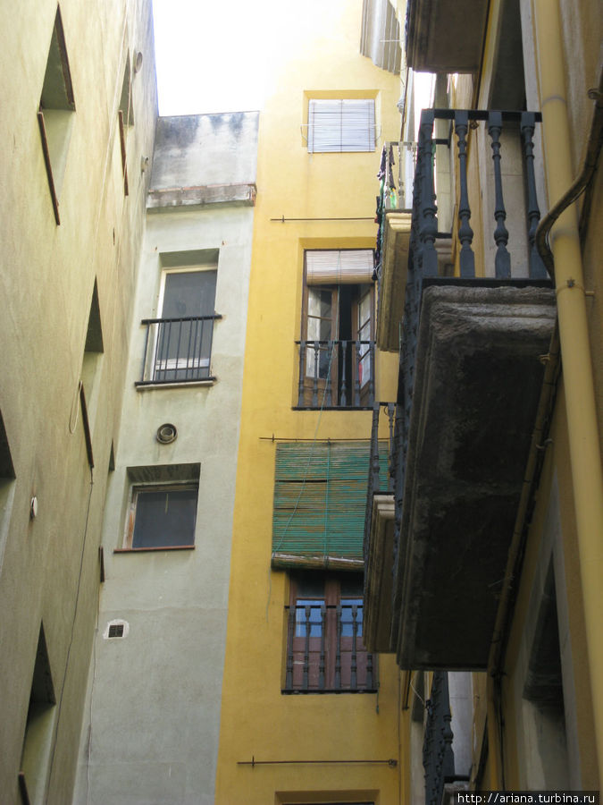 Балконы Жироны. И немного окон Жирона, Испания