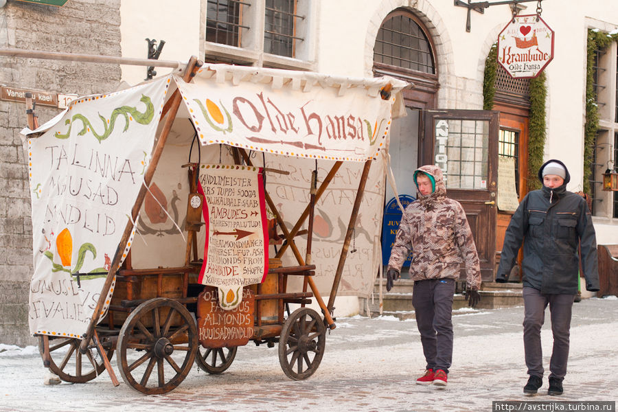 когда не очень морозно, на улице жарят пряный миндаль Таллин, Эстония