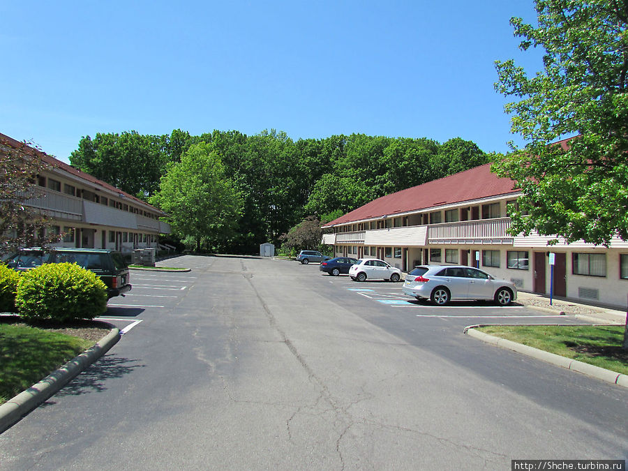 отель — длинные двухэтажные корпуса с парковками для каждого авто прямо у номера Уиллоуби, CША