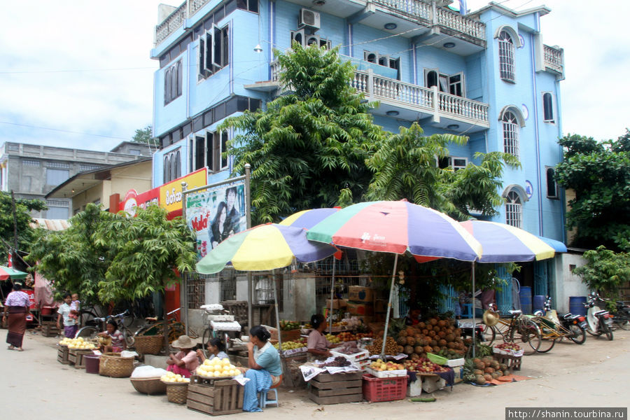 Рынок на центральной улице Монива, Мьянма